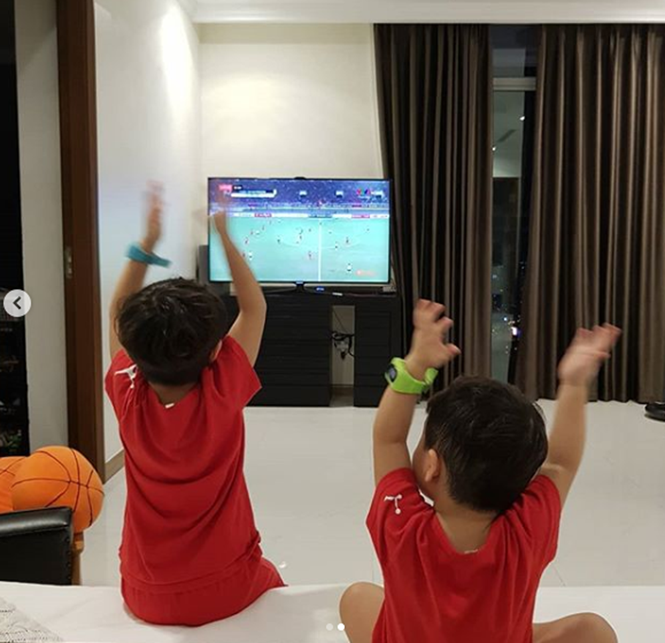 Hai nhóc tì nhà nữ nghệ sĩ diện đồ đỏ, hào hứng cổ vũ cho đội Việt Nam. Ảnh chụp màn hình instagram nhân vật. Hai nhóc tì nhà nữ nghệ sĩ diện đồ đỏ, hào hứng cổ vũ cho đội Việt Nam. Ảnh chụp màn hình instagram nhân vật.