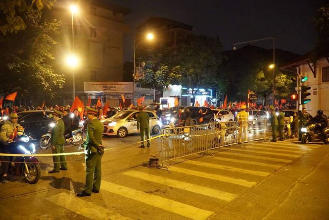 Dòng người mang theo kèn, cờ, băng rôn cùng hô "Việt Nam chiến thắng"... "Việt Nam vô địch" khiến cả con phố rộn rã. Dòng người mang theo kèn, cờ, băng rôn cùng hô "Việt Nam chiến thắng"... "Việt Nam vô địch" khiến cả con phố rộn rã.