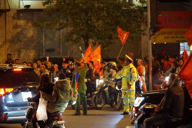 Lực lượng chức năng căng mình "đối phó" với hàng vạn người dân đổ xuống đường ăn mừng chiến thắng của đội tuyển Việt Nam. Lực lượng chức năng căng mình "đối phó" với hàng vạn người dân đổ xuống đường ăn mừng chiến thắng của đội tuyển Việt Nam.