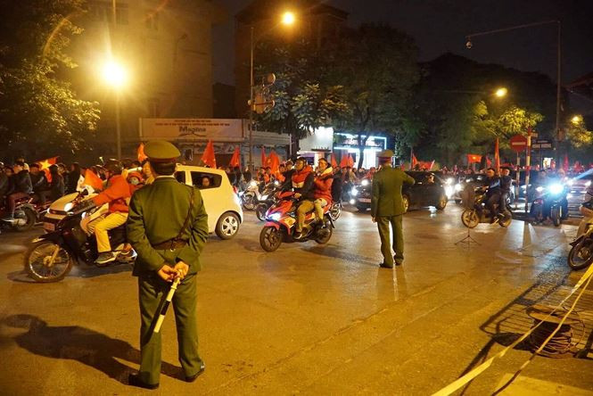 Lực lượng chức năng cố gắng phân luồng, giải tỏa ách tắc. Lực lượng chức năng cố gắng phân luồng, giải tỏa ách tắc.