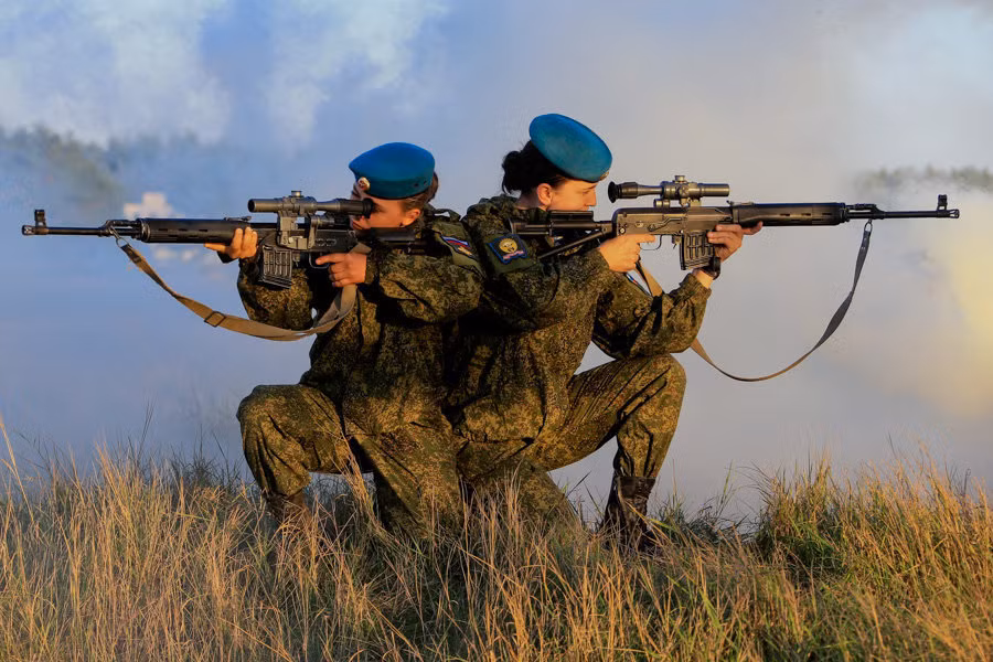 Ngất ngây với các thiên thần tóc vàng của biệt kích dù Nga ảnh 7