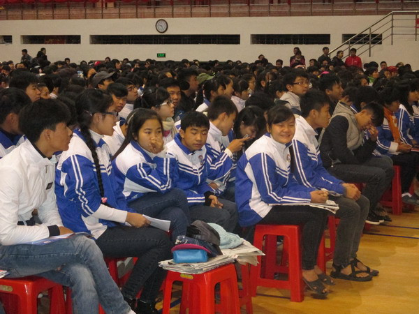 Học sinh tham gia chương trình tư vấn tuyển sinh, năm 2015. Ảnh Nguyễn Quỳnh