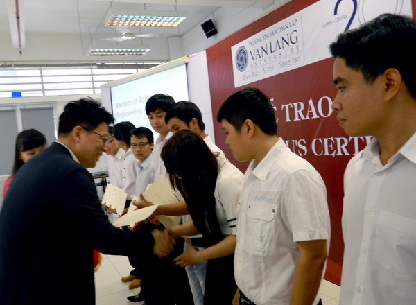 TS. John Kang trao học bổng Boeing cho các SV