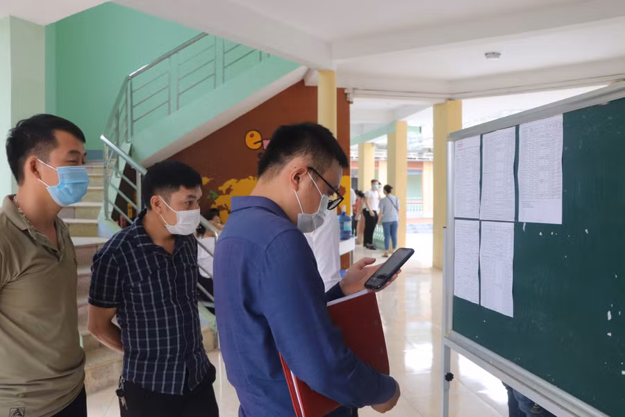 Thí sinh dự tuyển viên chức tìm hiểu thông tin.