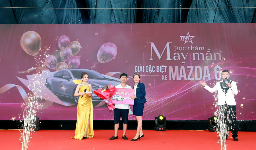 Trao giải đặc biệt cho chủ nhân trúng bốc thăm xe Mazda 6 Trao giải đặc biệt cho chủ nhân trúng bốc thăm xe Mazda 6