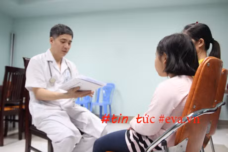 Con day thi som, bo me do loi tai ong ba cho su dung qua nhieu do an nhanh - Anh 2