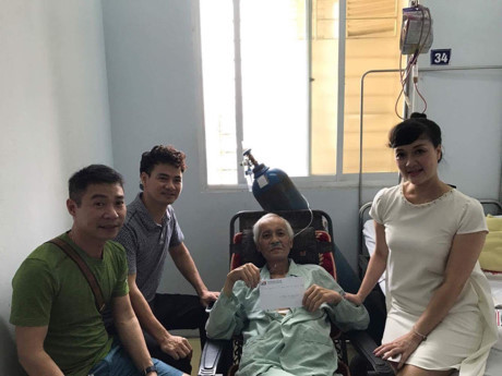 Diễn viên Duy Thanh xúc động khi Công Lý và Xuân Bắc đến thăm bệnh - Ảnh 1 Dien vien Duy Thanh xuc dong khi Cong Ly va Xuan Bac den tham benh - Anh 1