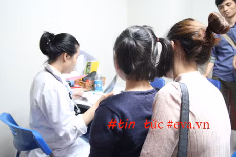 Con day thi som, bo me do loi tai ong ba cho su dung qua nhieu do an nhanh - Anh 1