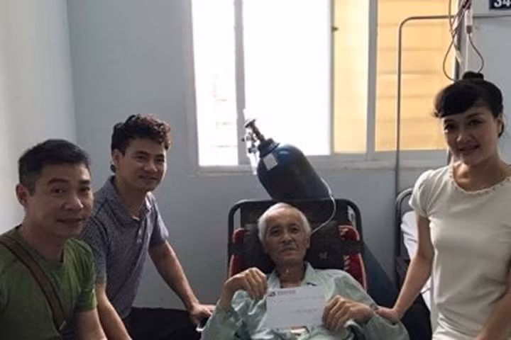 Diễn viên Duy Thanh xúc động khi Công Lý và Xuân Bắc đến thăm bệnh