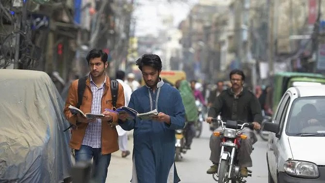 SV Pakistan ôn bài trên đường phố