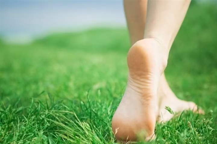 Những lợi ích sức khỏe của việc đi chân đất