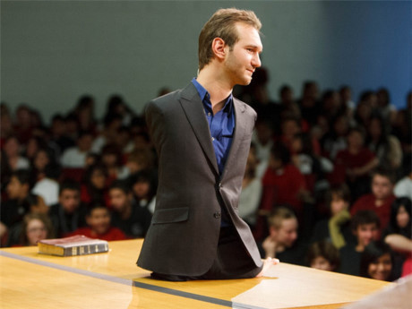 Ngưỡng mộ gia đình hạnh phúc, vợ đẹp con xinh của Nick Vujicic - Ảnh 3 Nguong mo gia dinh hanh phuc, vo dep con xinh cua Nick Vujicic - Anh 3