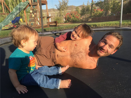 Ngưỡng mộ gia đình hạnh phúc, vợ đẹp con xinh của Nick Vujicic - Ảnh 28 Nguong mo gia dinh hanh phuc, vo dep con xinh cua Nick Vujicic - Anh 28