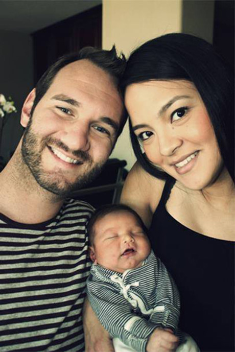 Ngưỡng mộ gia đình hạnh phúc, vợ đẹp con xinh của Nick Vujicic - Ảnh 12 Nguong mo gia dinh hanh phuc, vo dep con xinh cua Nick Vujicic - Anh 12
