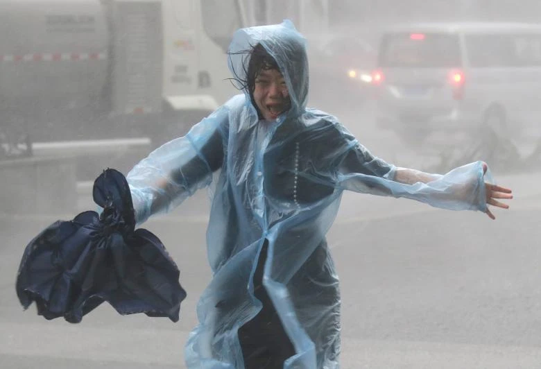 Người dân Trung Quốc trong bão Mangkhut