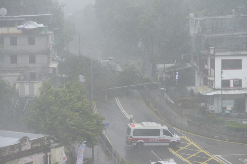 Hong Kong ngổn ngang khi bão tấn công Hong Kong ngổn ngang khi bão tấn công