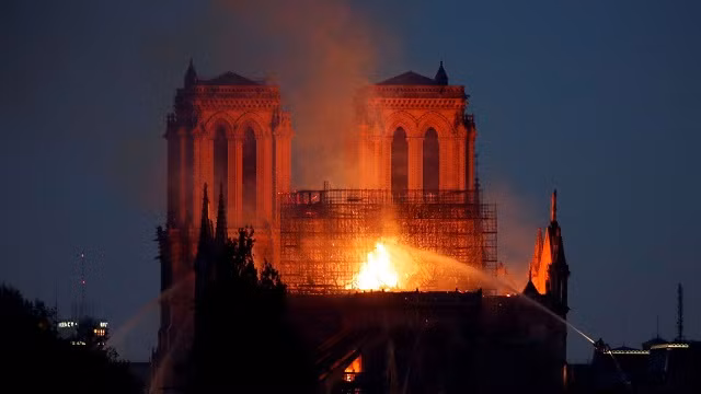 Hỏa hoạn tại nhà thờ Đức Bà tối 15/4.