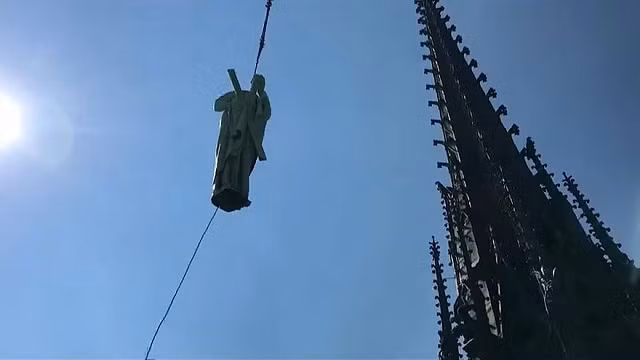 Những bức tượng được đưa ra khỏi Nhà thờ để phục hồi.