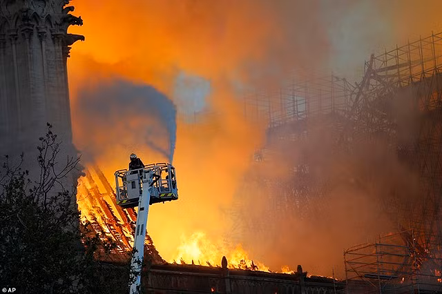 Lực lượng cứu hỏa đã cố gắng dùng mọi biện pháp dập tắt ngọn lửa.