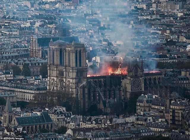 Khung cảnh vụ cháy nhìn từ xa.