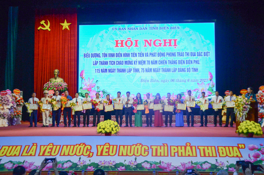 Các tập thể điển hình Thi đua yêu nước được UBND tỉnh Điện Biên vinh danh. Các tập thể điển hình Thi đua yêu nước được UBND tỉnh Điện Biên vinh danh.