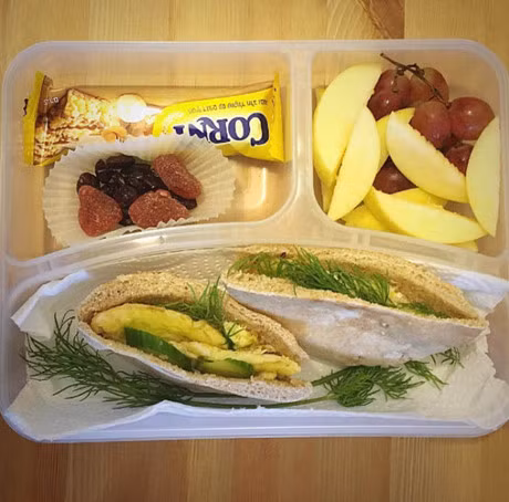 Tre em tren the gioi an gi vao bua trua tai truong hoc? - Anh 11