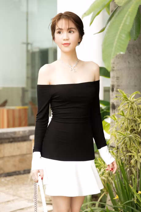 Ngoc Trinh ban dau gia sim 