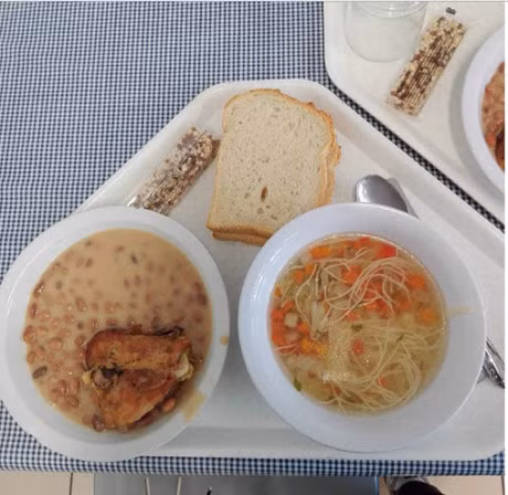 Tre em tren the gioi an gi vao bua trua tai truong hoc? - Anh 10