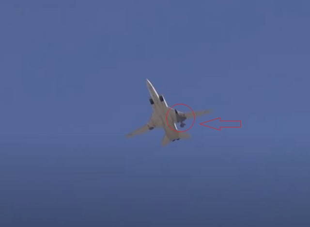 Máy bay ném bom tầm xa Tu-22M3 mang tên lửa hành trình X-22 