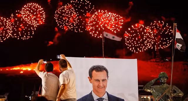 Pháo hoa mừng chiến thắng của ông Assad.