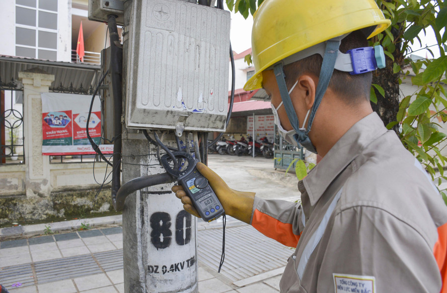 Công nhân Công ty Điện lực Điện Biên ứng dụng công nghệ trong thực hiện nhiệm vụ. 