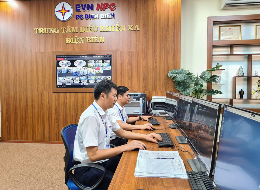 Cán bộ nhân viên Công ty Điện lực Điện Biên thực hiện nhiệm vụ tại Trung tâm điều khiển xa. Cán bộ nhân viên Công ty Điện lực Điện Biên thực hiện nhiệm vụ tại Trung tâm điều khiển xa.