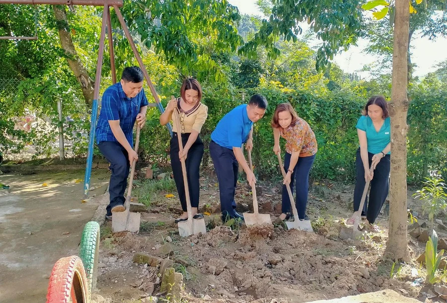 Đại diện Tỉnh Đoàn Điện Biên và ngành Giáo dục Điện Biên Đông khởi công điểm trường Suối Lư 3.