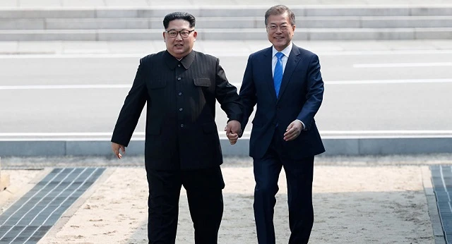 Lãnh đạo Triều Tiên Kim Jong-un (trái) và Tổng thống Hàn Quốc Moon Jae-in