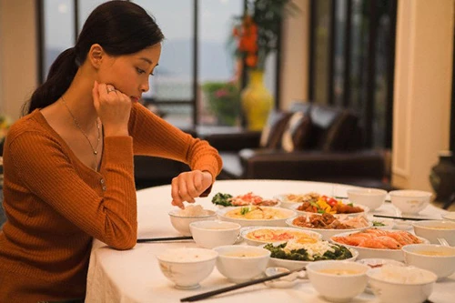 Chồng ơi, vợ rất sợ ăn cơm một mình