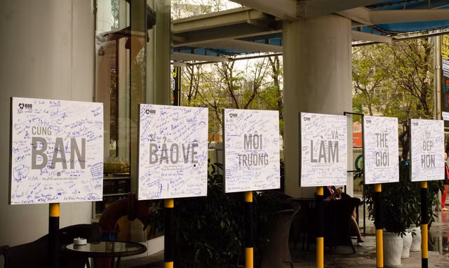  Hàng trăm bạn trẻ cùng để lại chữ kí khẳng định bản thân sẽ chung tay cùng cộng đồng bảo vệ môi trường 