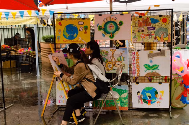  Các bạn trẻ miệt mài thể hiện ý tưởng bảo vệ môi trường của mình qua những bức vẽ 