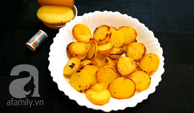 Thịt bò ướp với 1 mg canh rượu. Luộc khoai tây với tí muối gần chín, lột vỏ, cắt khoanh vừa ăn. Cho 2 mg canh bơ vào chảo làm nóng, xếp khoai tây lên chiên cháy cạnh, trở đều mỗi bên 2 phút rồi lấy ra đĩa. Măng tây rửa sạch, bào vỏ mỏng, cắt khúc, để ráo. Bắc nồi nước lên đun sôi, cho tí muối, cho măng tây vào luộc 2 phút, vớt ra để ráo.