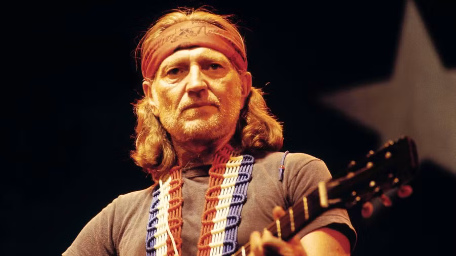 Willie Nelson: Always On My Mind (1982) của Willie Nelson đã đến rất gần ngôi vương khi lọt top 2 Billboard 200. Ông cũng có nhiều sản phẩm được yêu thích khác như To All the Girls…, Band of Brothers và Django and Jimmie nhưng cũng chỉ khiêm tốn dừng lại phía dưới top 10.