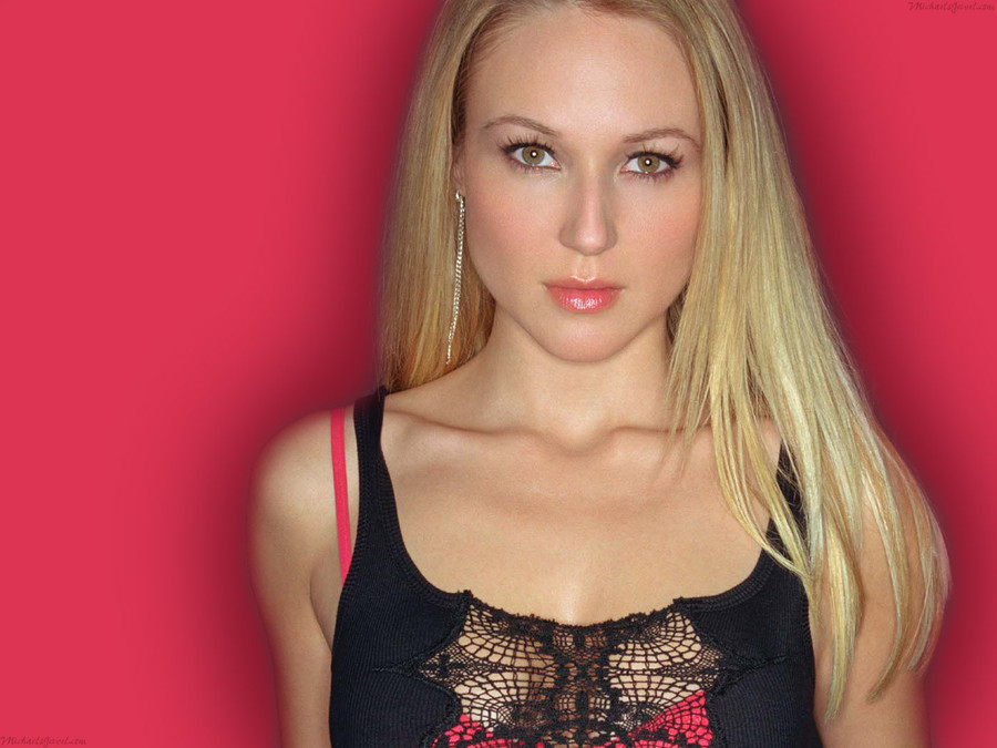 Jewel: Giọng ca Pieces of You là một trong những tên tuổi lớn của làng nhạc quốc tế với hơn 11 triệu CD đã bán ra. Album Pieces of You vươn lên được top 4 khi mới ra mắt, sau đó trụ lại trong top 10 một thời gian dài.