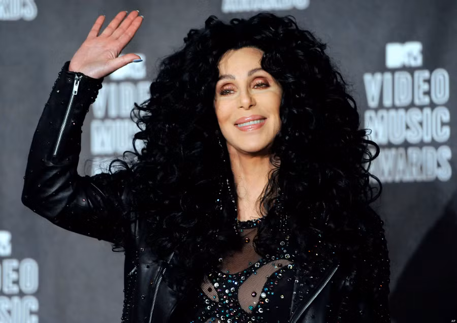 Cher: Diva người Mỹ có 4 bản hit đứng đầu Billboard Hot 100 nhưng chưa có album nào đứng đầu Billboard 200. Sản phẩm gần đây nhất của bà là Closer to the Truth phát hành năm 2013, leo lên vị trí thứ 3 khi ra mắt. Đó cũng là album có thứ hạng cao nhất cho tới nay trong sự nghiệp của bà.
