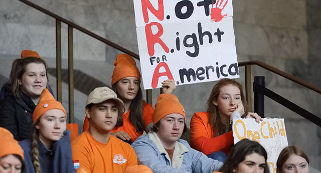 Những người phản đối bạo lực liên quan tới súng tại Mỹ