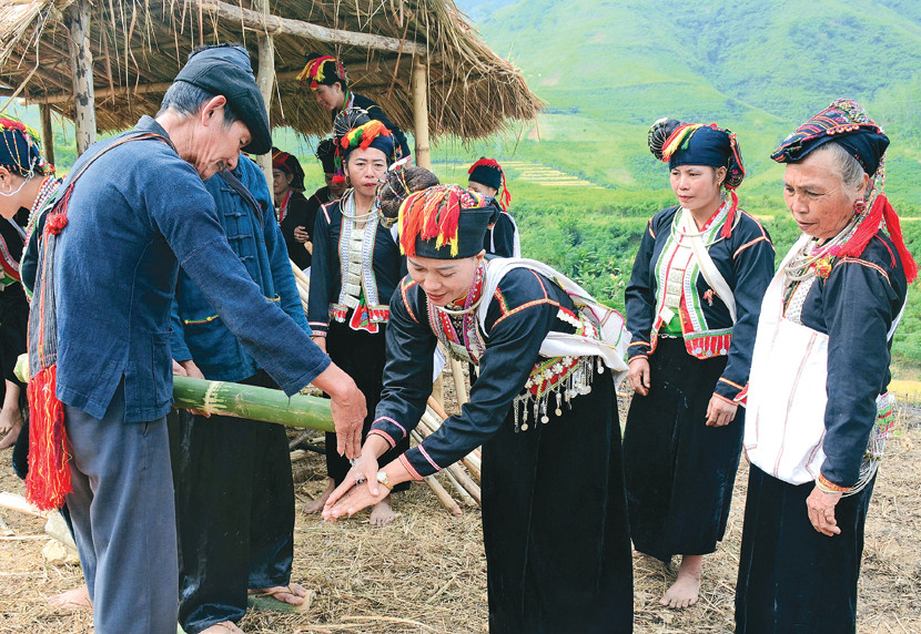 Nghi thức rửa tay, vẩy nước lên trời kết thúc Lễ Tra hạt. Nghi thức rửa tay, vẩy nước lên trời kết thúc Lễ Tra hạt.
