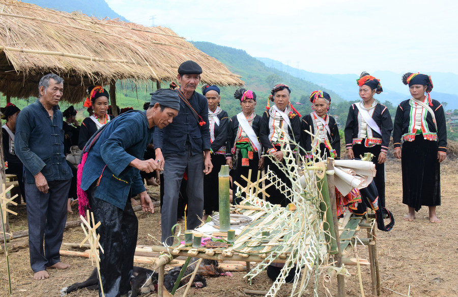 Thầy cúng chính thực hiện các nghi thức trước sự chứng kiến của gia chủ và bà con trong bản. Thầy cúng chính thực hiện các nghi thức trước sự chứng kiến của gia chủ và bà con trong bản.