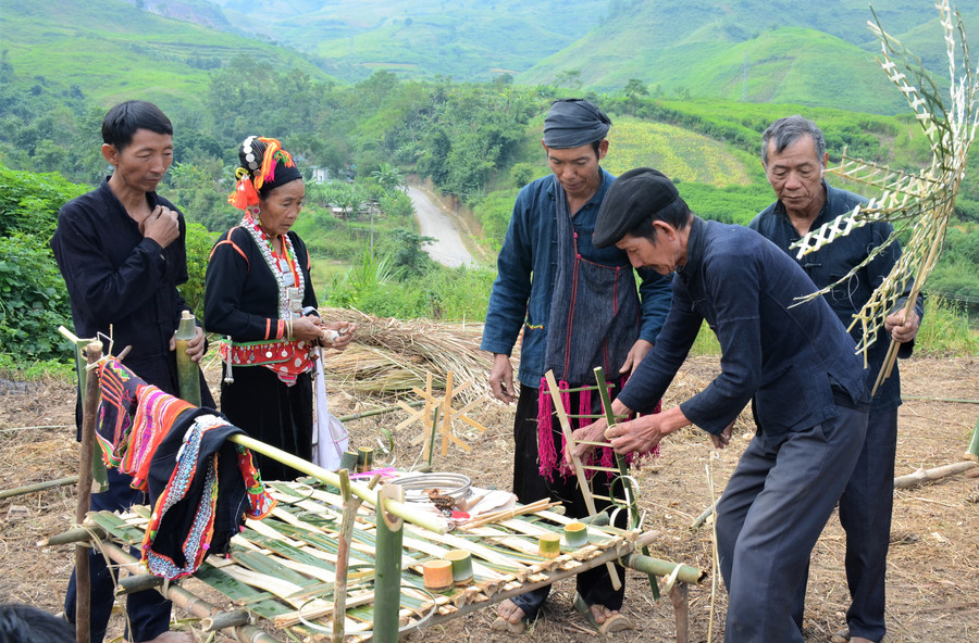 Thầy cùng và các già làng bản Huổi Lốt cùng sắp xếp lễ vật chuẩn bị lễ cúng trên nương.