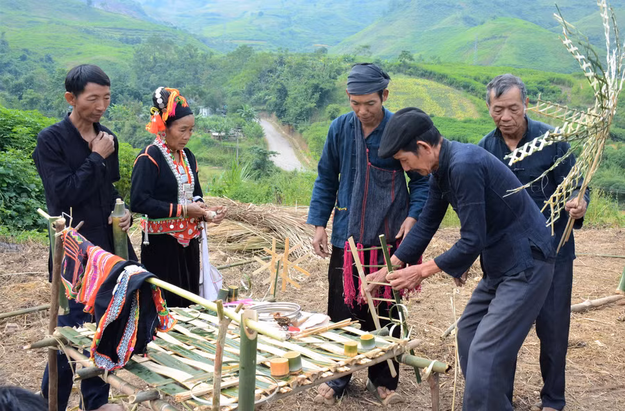 Thầy cùng và các già làng bản Huổi Lốt cùng sắp xếp lễ vật chuẩn bị lễ cúng trên nương.