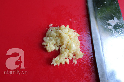Tỏi đập dập sau đó băm nhỏ. Tỏi đập dập sau đó băm nhỏ.