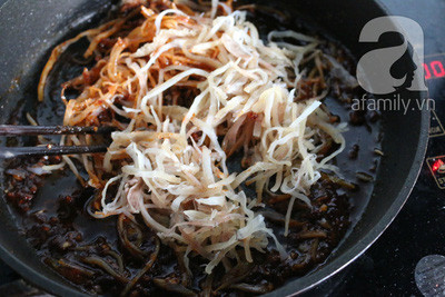 Trút mực vào đảo đều tay cho mực ngấm đều hỗn hợp sốt. Trút mực vào đảo đều tay cho mực ngấm đều hỗn hợp sốt.