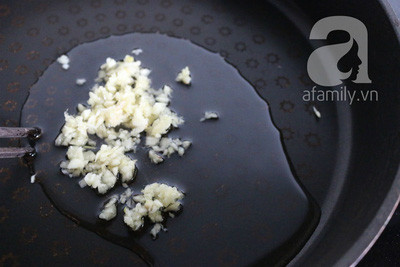 Đặt chảo lên bếp, cho khoảng 20ml dầu ăn vào và phi thơm tỏi. Đặt chảo lên bếp, cho khoảng 20ml dầu ăn vào và phi thơm tỏi.