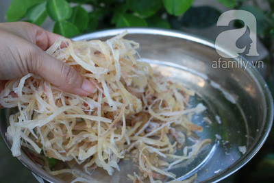 Mực xé sợi đem rửa qua 2 lượt nước. Sau đó nắm chặt cho hết nước.